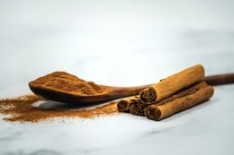 Ceylon cinnamon sticks and ground cinnamon powder
